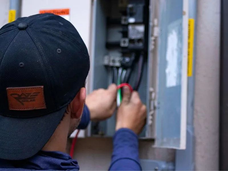 Técnico reparando un equipo de climatización
